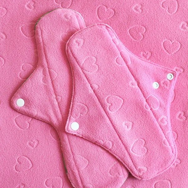 速吸快乾，綿柔觸感，超療癒的粉紅愛心甜蜜綿，能快速吸收、快速乾燥，還有軟綿綿的溫柔觸感，加上無敵好洗的甜蜜綿，讓經期更清爽舒適。